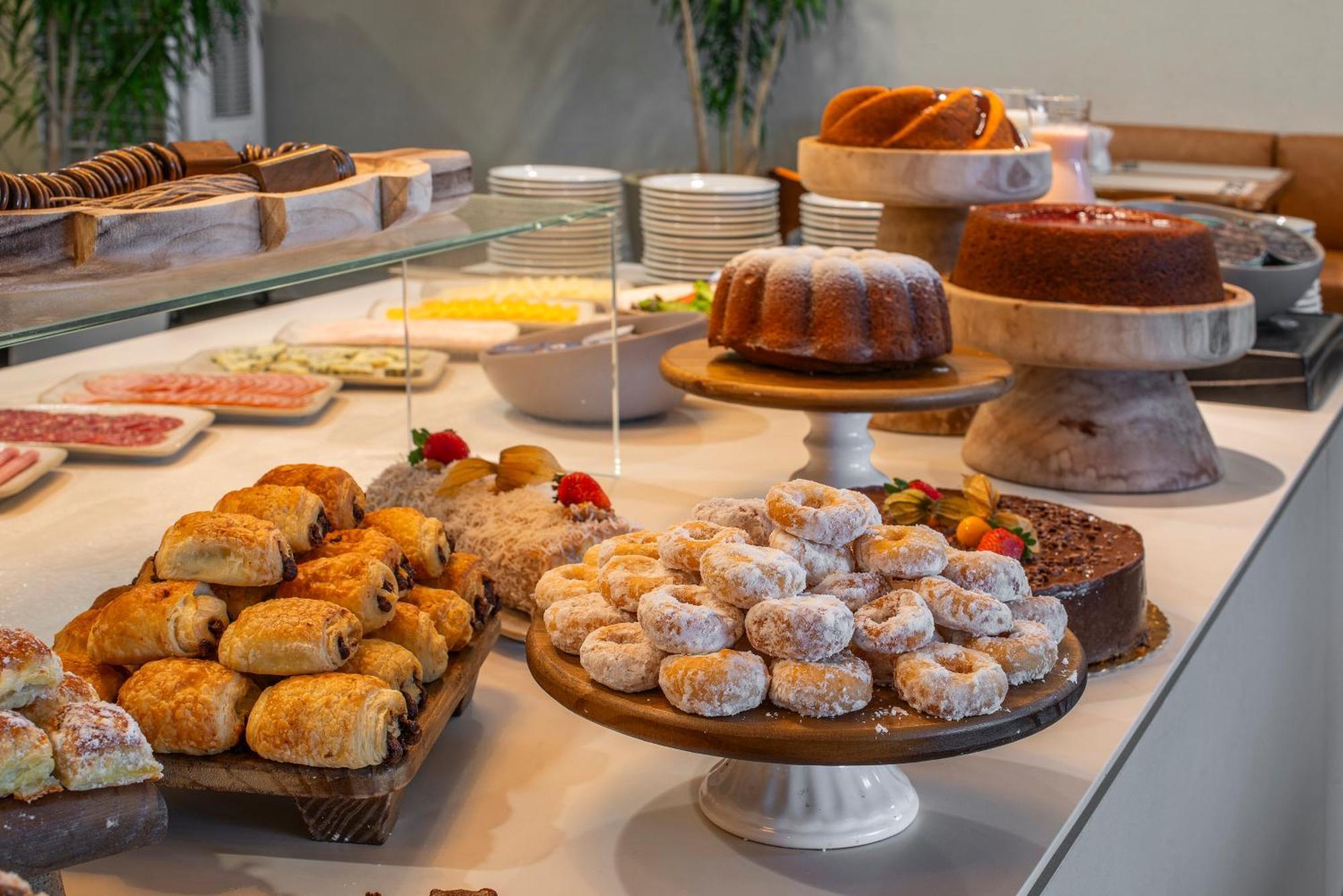 Lifestyle Laghetto Collection Hotel ริโอเดจาเนโร ภายนอก รูปภาพ A selection of pastries at a buffet